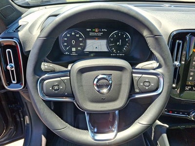 2022 Volvo XC40 R-Design