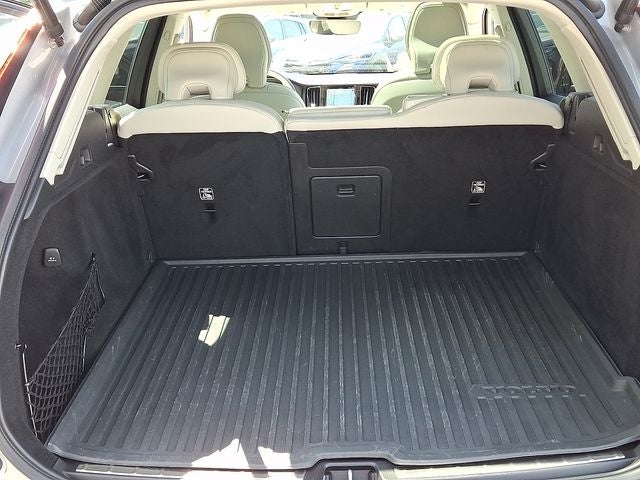 2023 Volvo XC60 B6 Ultimate Dark Theme