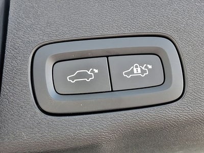 2023 Volvo XC60 B6 Ultimate Dark Theme