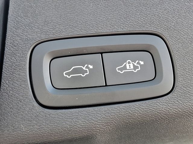 2023 Volvo XC60 B6 Ultimate Dark Theme