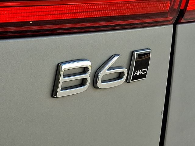 2023 Volvo XC60 B6 Ultimate Dark Theme