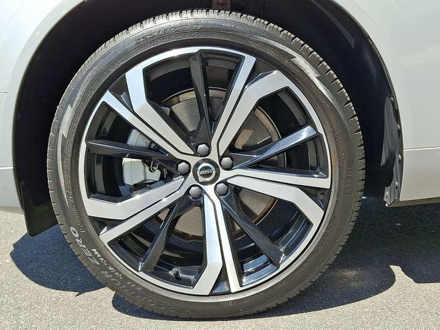 2023 Volvo XC60 B6 Ultimate Dark Theme