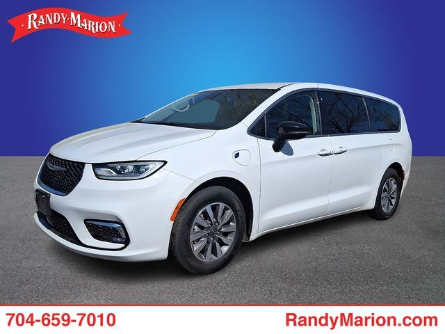 2024 Chrysler Pacifica Hybrid Select PHEV's photo