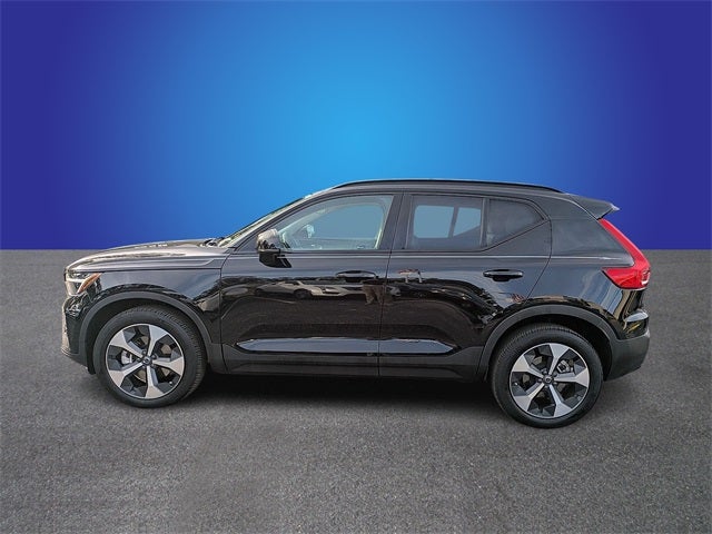 2023 Volvo XC40 B5 Plus Dark Theme