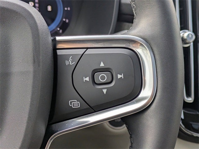 2023 Volvo XC40 B5 Plus Dark Theme