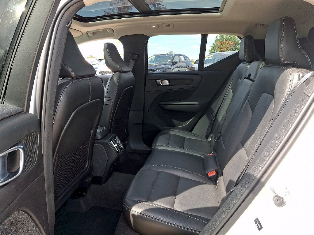 2024 Volvo XC40 B5 Plus Dark Theme