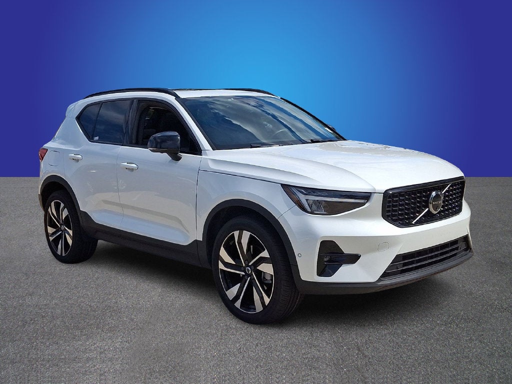 2024 Volvo XC40 B5 Plus Dark Theme